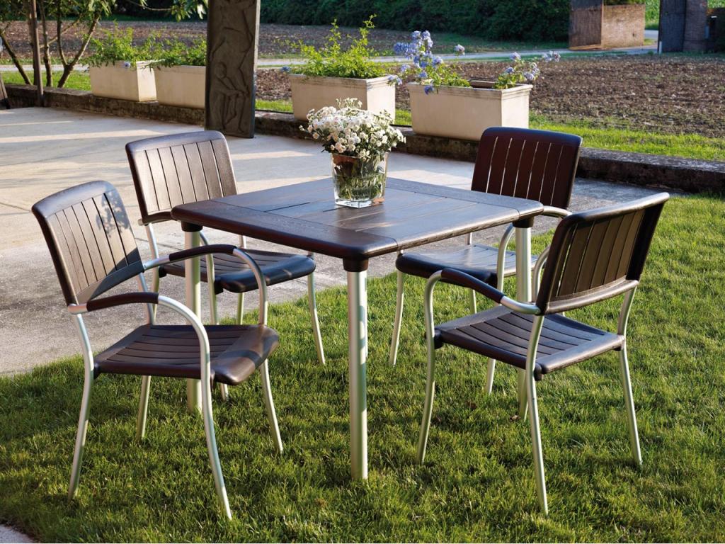 Мебель в сад: пластик