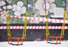 Куда жаловаться на опасные детские площадки