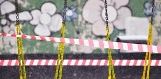 Куда жаловаться на опасные детские площадки