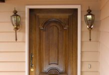 Установка входных дверей из массива: преимущества и особенности монтажа