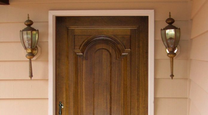 Установка входных дверей из массива: преимущества и особенности монтажа