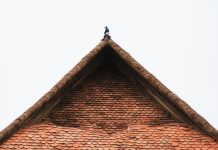 Монтаж наплавляемых кровель: особенности, преимущества и технология укладки