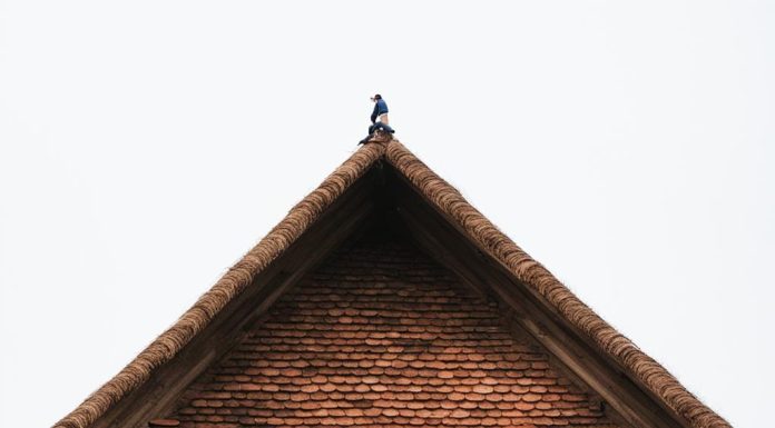 Монтаж наплавляемых кровель: особенности, преимущества и технология укладки