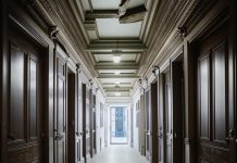 Какое покрытие межкомнатных дверей самое прочное?