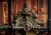 Как поменять замок на двери?