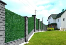 Особенности и преимущества заборов из искусственной травы