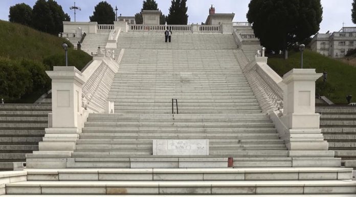 Уход за ступенями из мрамора