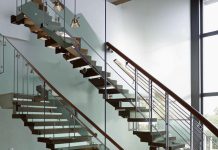 Преимущества стекляных перил для лестницы