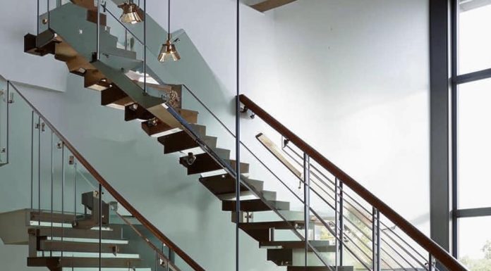 Преимущества стекляных перил для лестницы