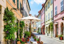 Как выбрать уличный стол?