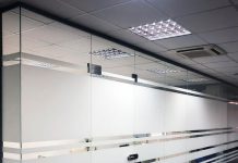 Перегородки из стекла: современное решение для дома и бизнеса