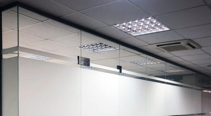 Перегородки из стекла: современное решение для дома и бизнеса