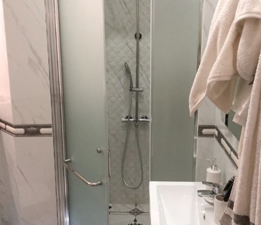 Душевые перегородки из стекла для ванных комнат на заказ в Санкт-Петербурге и Ленинградской области