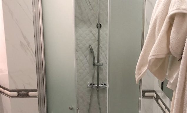 Душевые перегородки из стекла для ванных комнат на заказ в Санкт-Петербурге и Ленинградской области