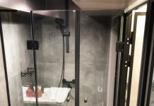 Душевая перегородка из стекла с распашной дверью в Санкт-Петербурге: функциональность, эстетика и особенности конструкции