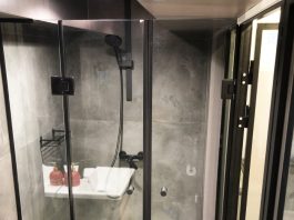 Душевая перегородка из стекла с распашной дверью в Санкт-Петербурге: функциональность, эстетика и особенности конструкции