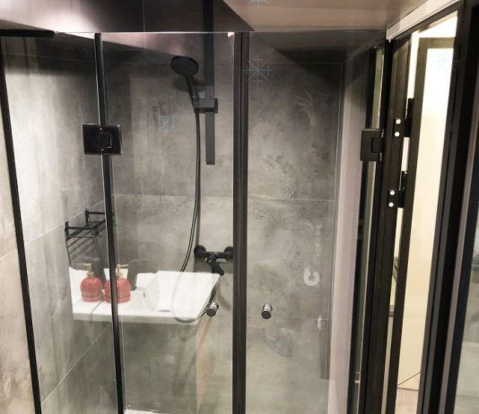 Душевая перегородка из стекла с распашной дверью в Санкт-Петербурге: функциональность, эстетика и особенности конструкции