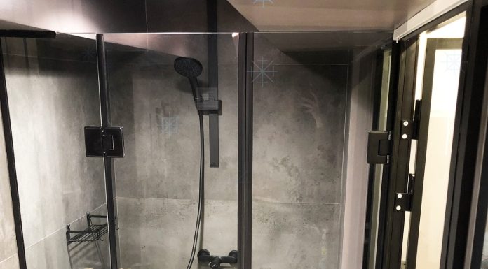 Душевая перегородка из стекла с распашной дверью в Санкт-Петербурге: функциональность, эстетика и особенности конструкции