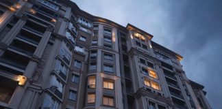 Освещение фасадов: эстетика, безопасность и функциональность современного здания