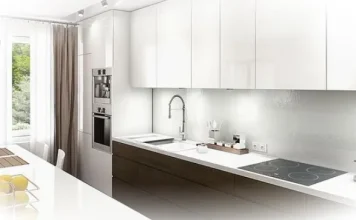 Как освещение усиливает эффект минимализма в прямой кухне