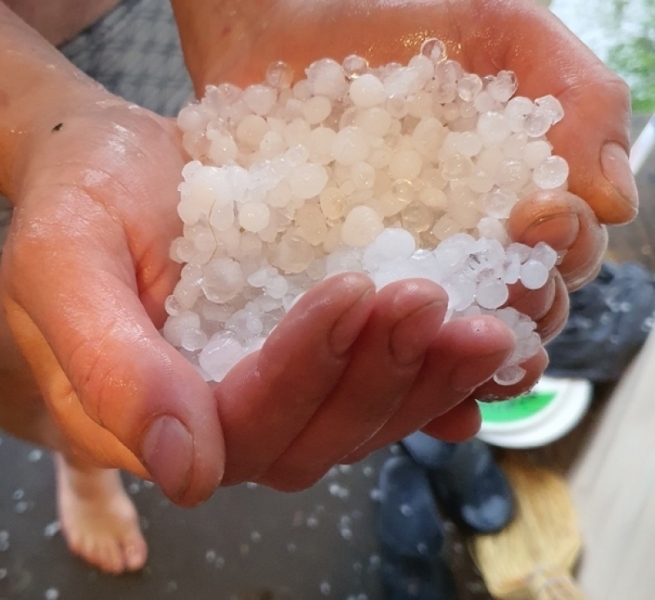 «А в Петербурге солнышко»: мощный град «до синяков» обрушился на Ленобласть