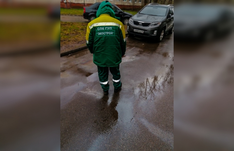 Активная пена смыла нефтепродукты со двора на улице Седова