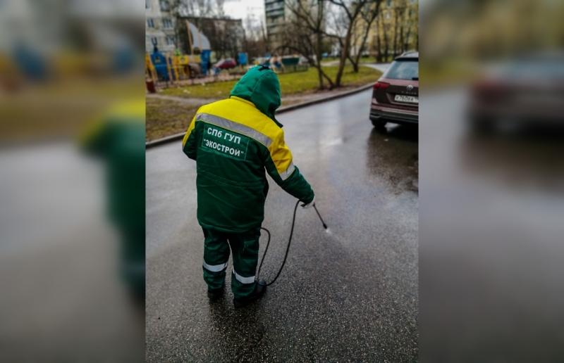 Активная пена смыла нефтепродукты со двора на улице Седова