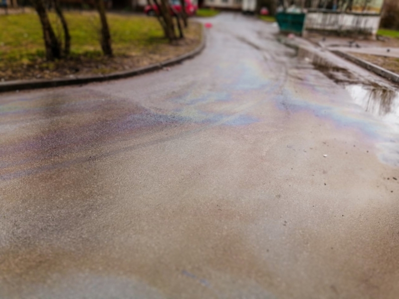 Активная пена смыла нефтепродукты со двора на улице Седова