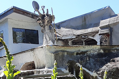 Американец потратил 40 лет на строительство дома из мусора