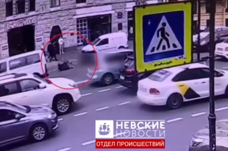 Аварию с мотоциклом и легковушкой на Невском засняли камеры видеонаблюдения