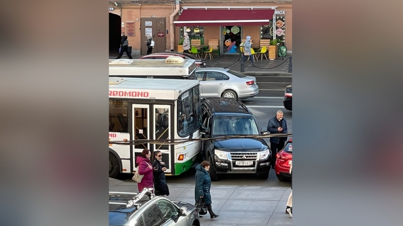 Автобус и внедорожник не смогли разъехаться на Невском проспекте