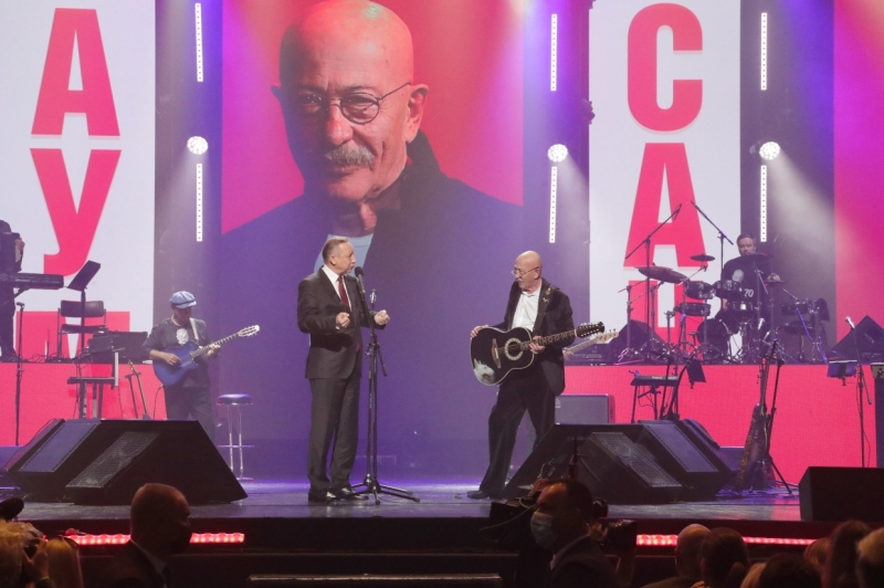 Беглов поздравил Розенбаума с 70-летием во время концерта в БКЗ «Октябрьский»