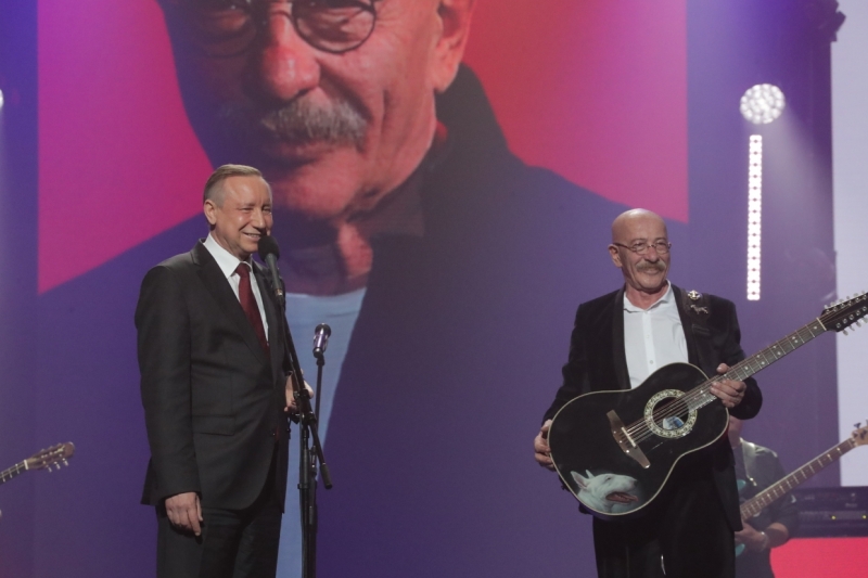 Беглов поздравил Розенбаума с 70-летием во время концерта в БКЗ «Октябрьский»