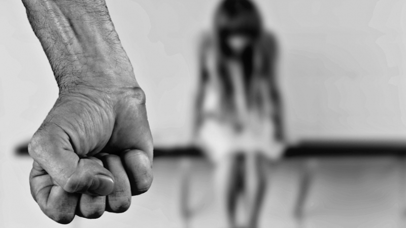 Безработный педофил на Зверинской дважды пытался изнасиловать падчерицу