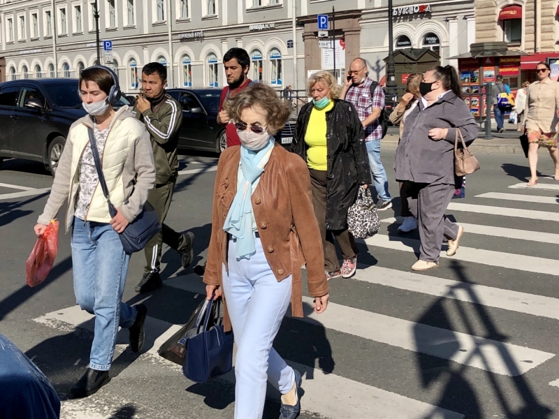 Более 800 протоколов составили на петербургских безмасочников за лето