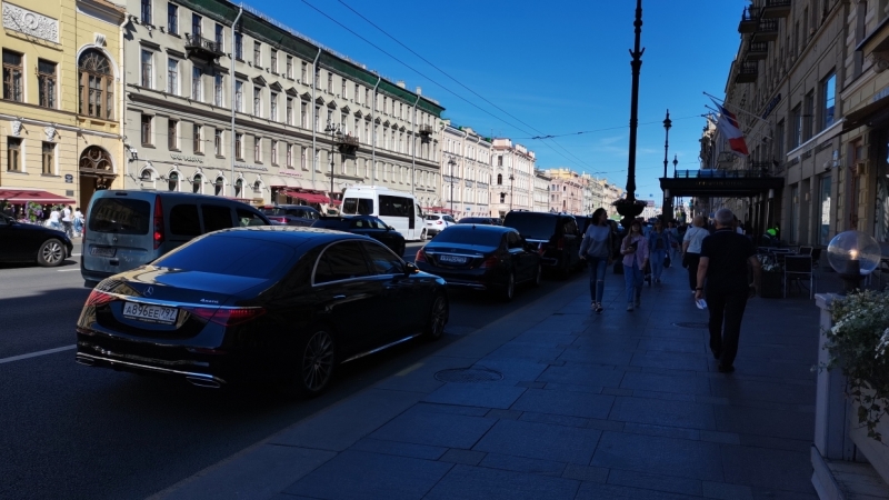 Больше десятка VIP-авто заняли автобусную полосу на Невском возле «Коринтии»