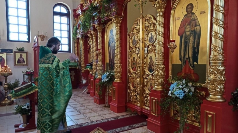 Буйство зелени, караваи и запрет на работу: как православные отмечают Троицу