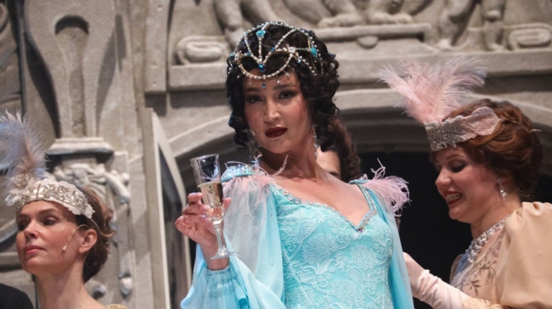 Бузова за спектакль в МХАТе получила четыре гонорара Ахеджаковой