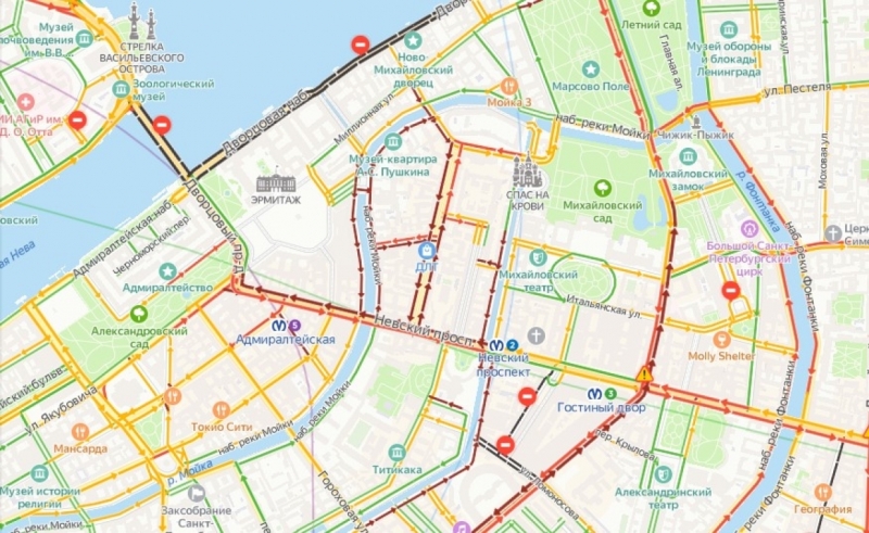 Центр Петербурга встал в пробках из-за мероприятий ко Дню туризма