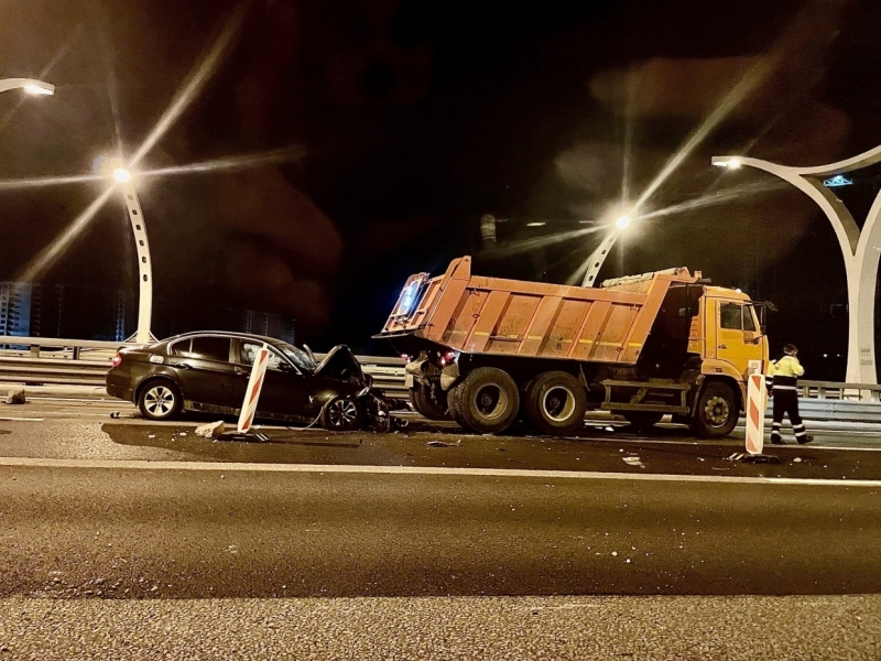 Черная иномарка протаранила КАМАЗ дорожной службы на участке ЗСД