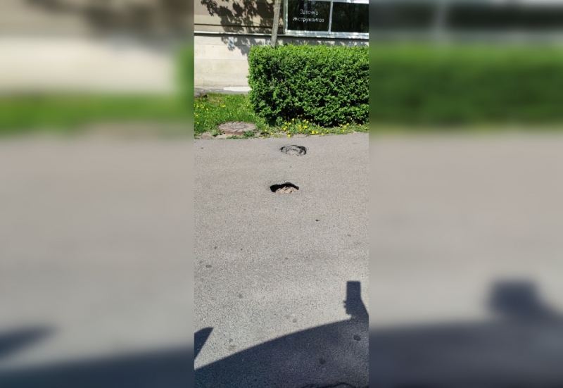 «Черные дыры» образовались на тротуаре Боткинской и «ловят» невнимательных пешеходов