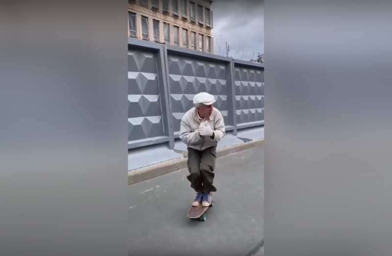 «Чуть с дивана не упала»: 73-летний петербуржец на скейте восхитил горожан