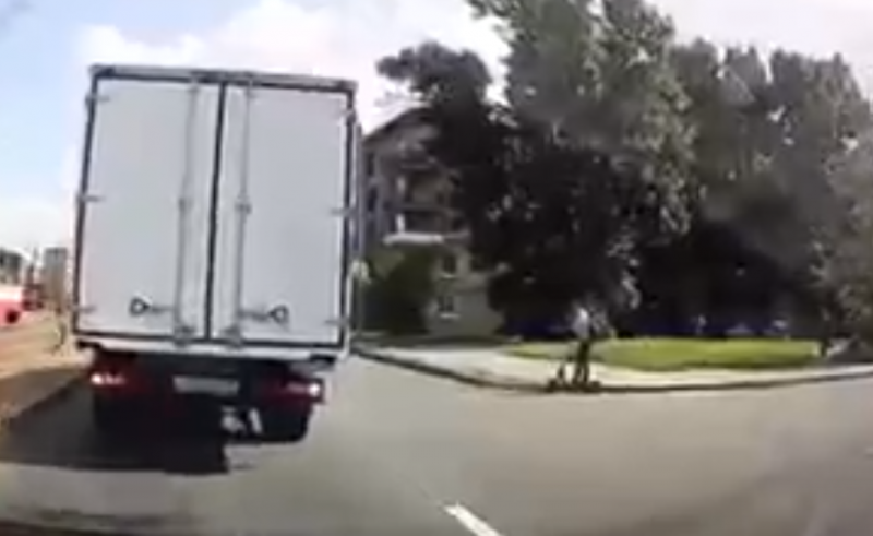 Девушка на электросамокате попала под ГАЗель на Обуховской Обороны