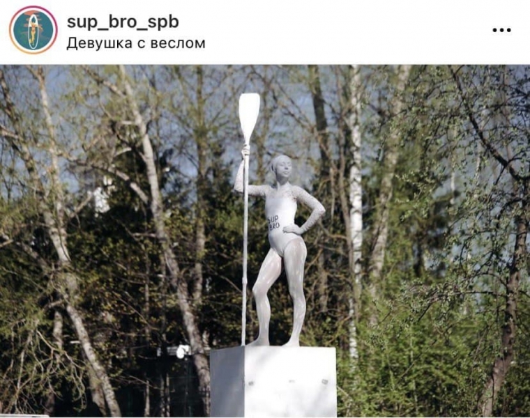 «Девушка с веслом» ожила: петербурженка заняла постамент знаменитой скульптуры