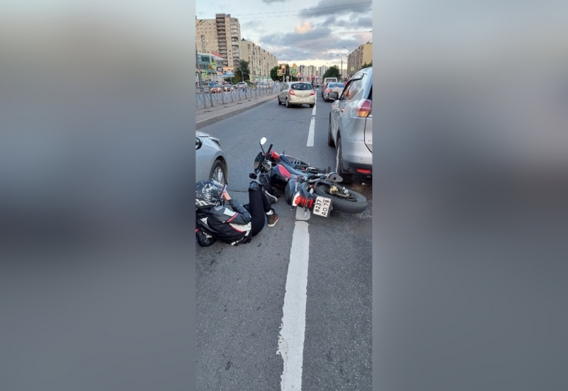 Девушку-байкера увезла скорая после ДТП на Индустриальном