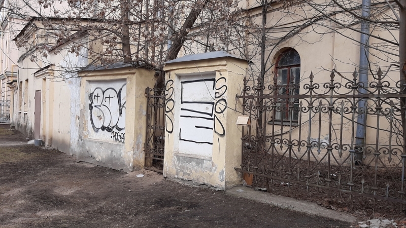 Добрались и до Ахматовой: петербуржцы возмутились «творениями» хулиганов с баллончиками