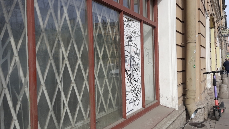 Добрались и до Ахматовой: петербуржцы возмутились «творениями» хулиганов с баллончиками