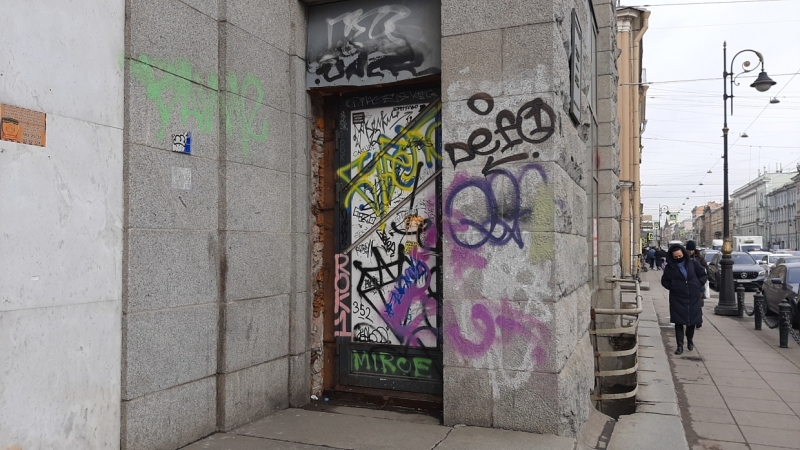 Добрались и до Ахматовой: петербуржцы возмутились «творениями» хулиганов с баллончиками