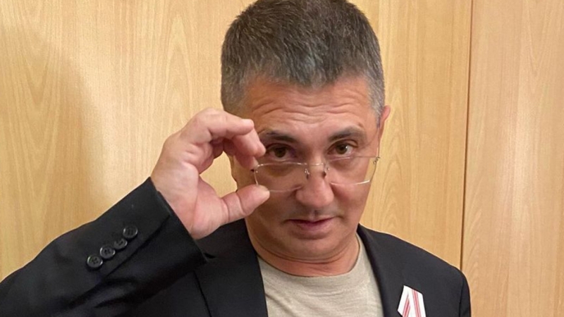 Доктора Мясникова разгневал розыгрыш авто за прививку от ковида