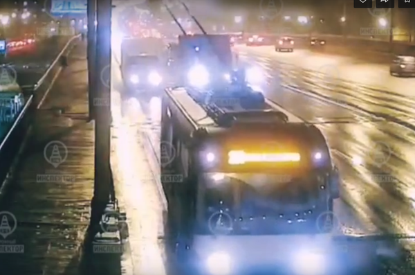 ДТП с грузовиком и троллейбусом на мосту Александра Невского попало на видео